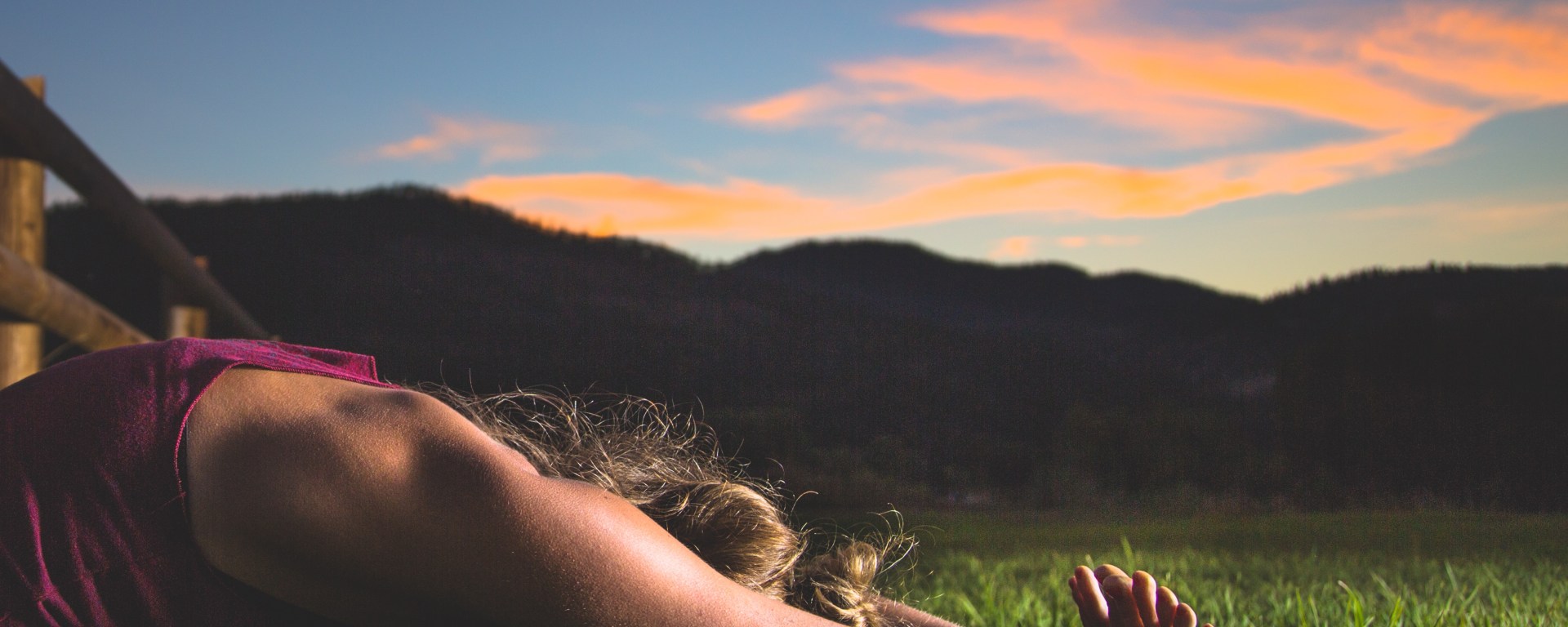 Kvinna stretchar, gör yoga