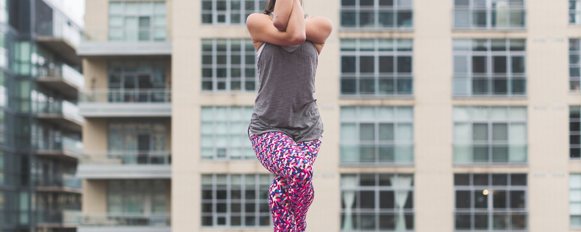 Kvinna gör yoga position örnen