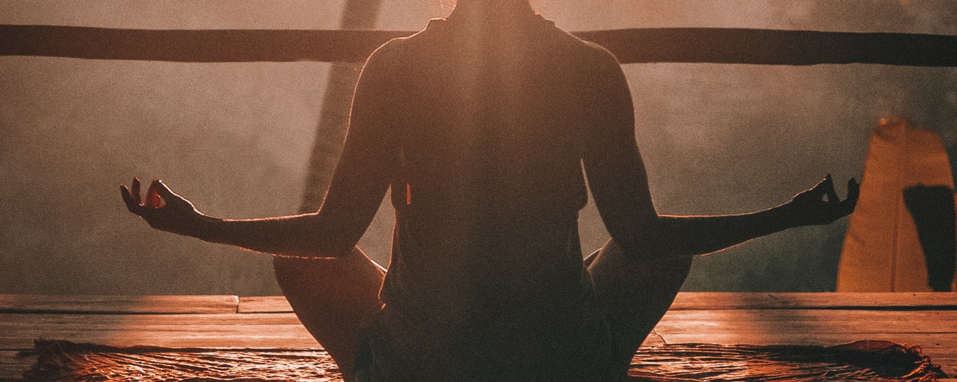 Allt om yoga - kvinna gör yogaposition